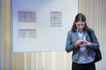 Postdoc in front of the interview schedule © Kay Herschelmann/BMS © Kay Herschelmann/BMS